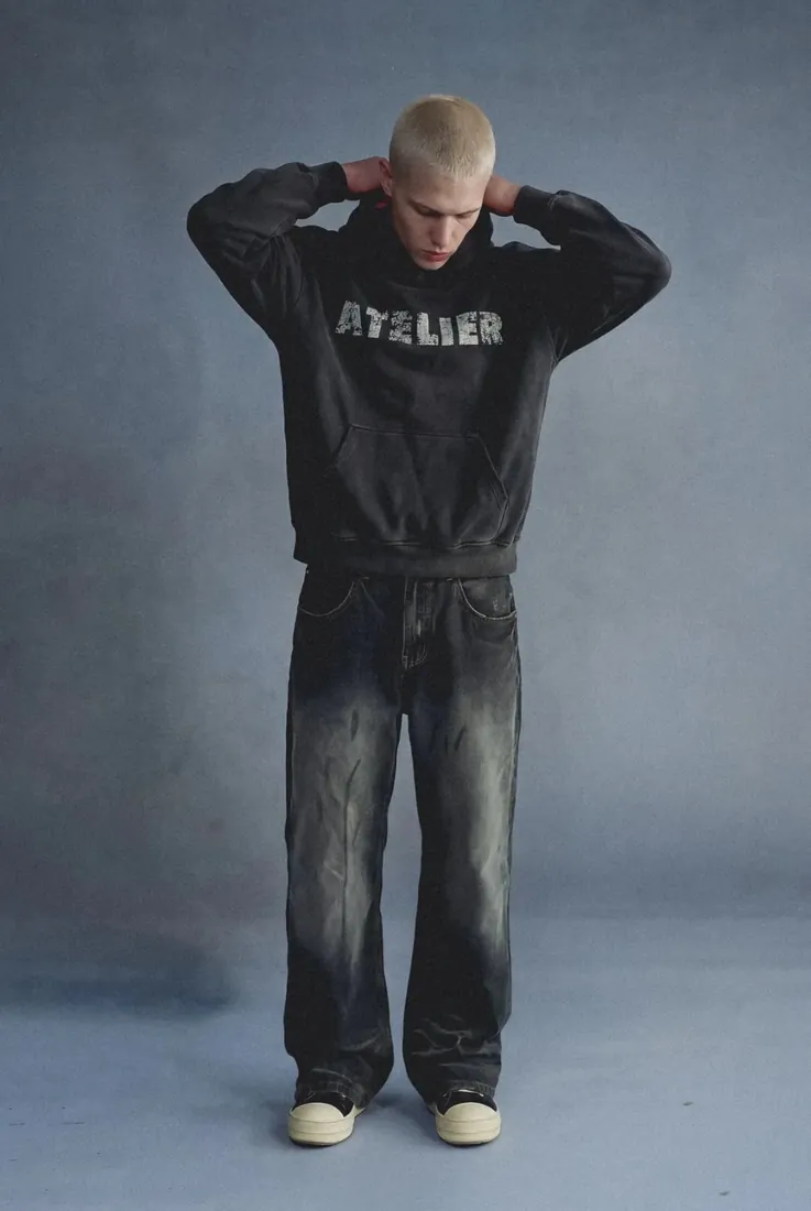 Look: Hoodie und Washed Denim